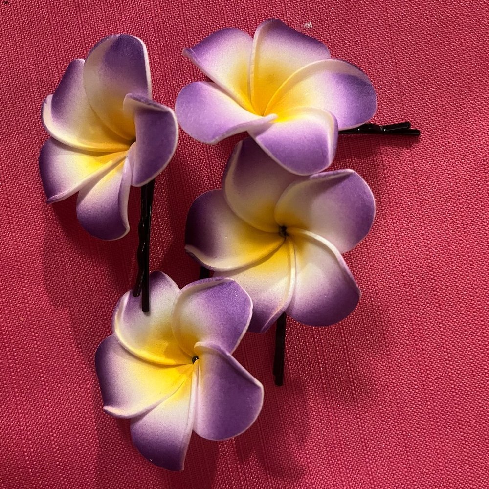 Fleurs mauve Hawaien pour cheveux avec pince à cheveux.